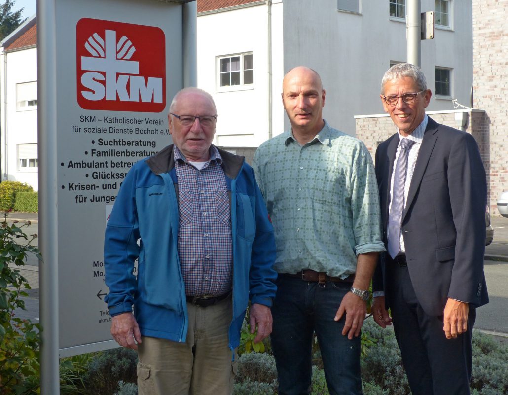 Geschäftsführer Berthold Tenhonsel (mittig) an seinem ersten Arbeitstag mit Gustav Arnold (links) und Berthold Schröder, Vorstandsvorsitzender des SKM - Katholischer Verein für soziale Dienste Bocholt e.V. (rechts)