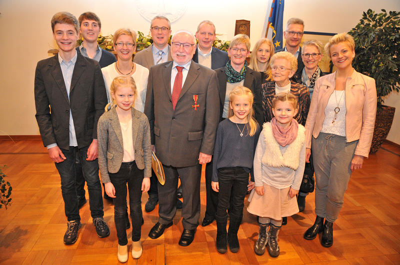 Der frisch gebackene Bundesverdienstkreuz-Träger Gustav Arnold im Kreise seiner Familie - Foto: Bruno Wansing, bocholt.de