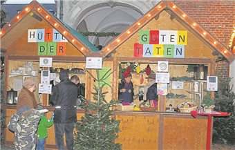 In der Hütte der Guten Taten auf dem Bocholter Weihnachtsmarkt haben die Mitglieder des Inner Wheel Clubs Bocholt Borken selbst gehäkelte Schwämmchen verkauft.